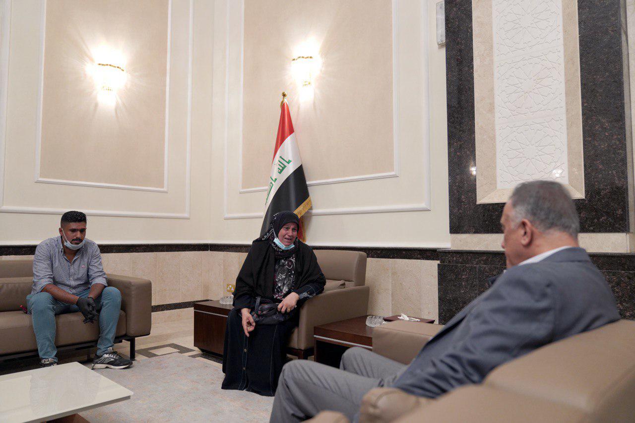 رئيس وزراء العراق يستقبل عائلة صحفي مختطف