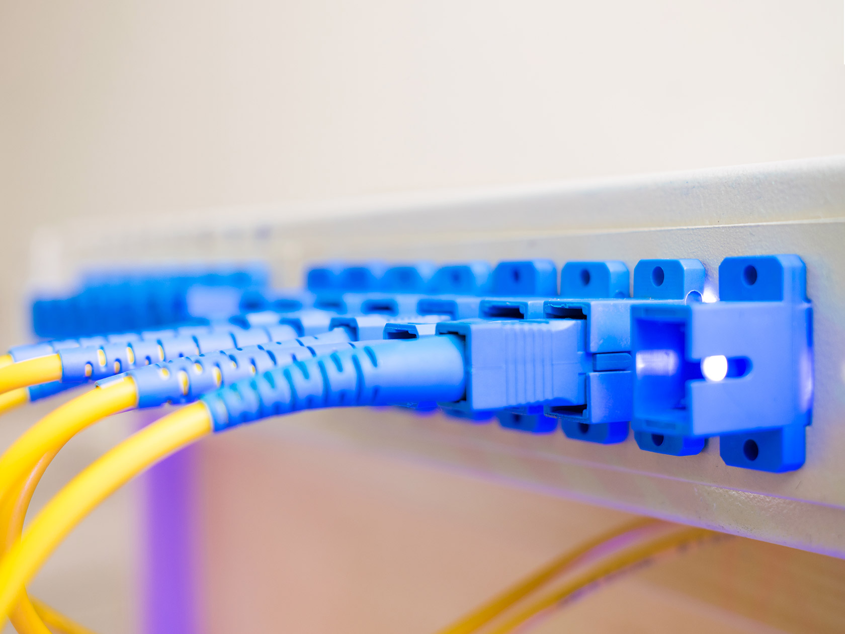 العراق يستبدل "الواي فاي" بشبكة ضوئية توفر الإنترنت لكل منزل هذا العام