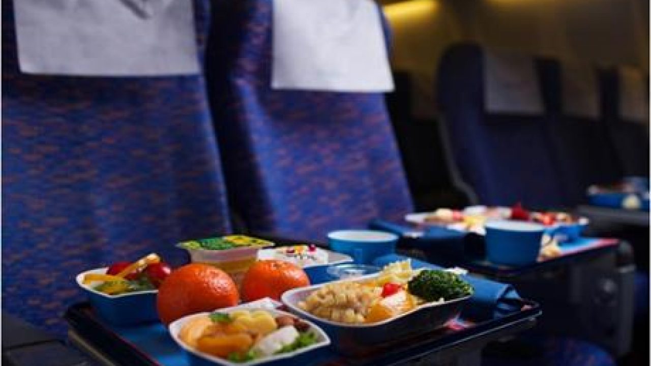 أطعمة لا ينصح بتناولها في الطائرة