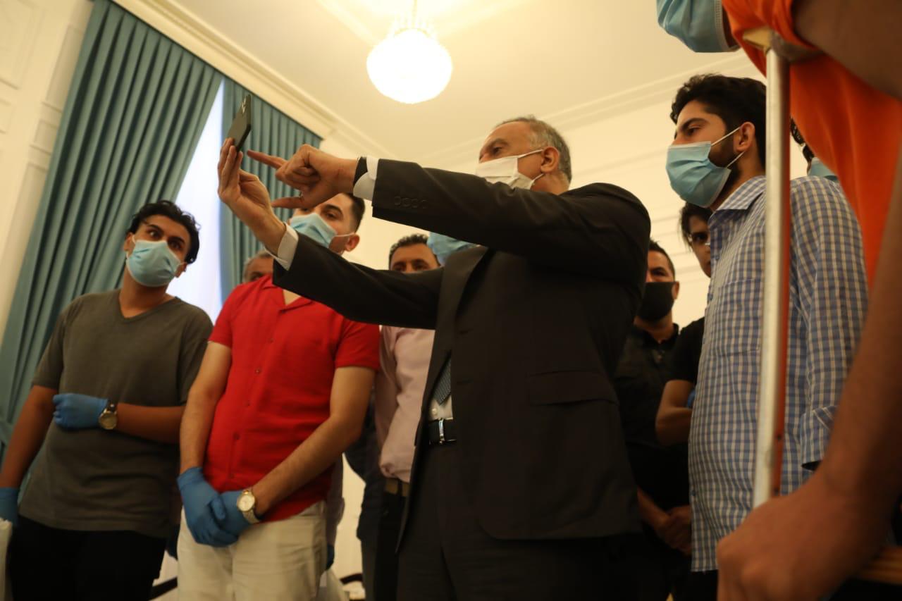 الكاظمي يتعهد بعلاج جرحى الاحتجاجات (فيديو)