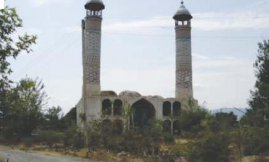 سفارة اذربيجان في بغداد: هكذا يتم تدمير وإهانة آثار الهوية الدينية الإسلامية من قبل الاحتلال الارميني (صور)