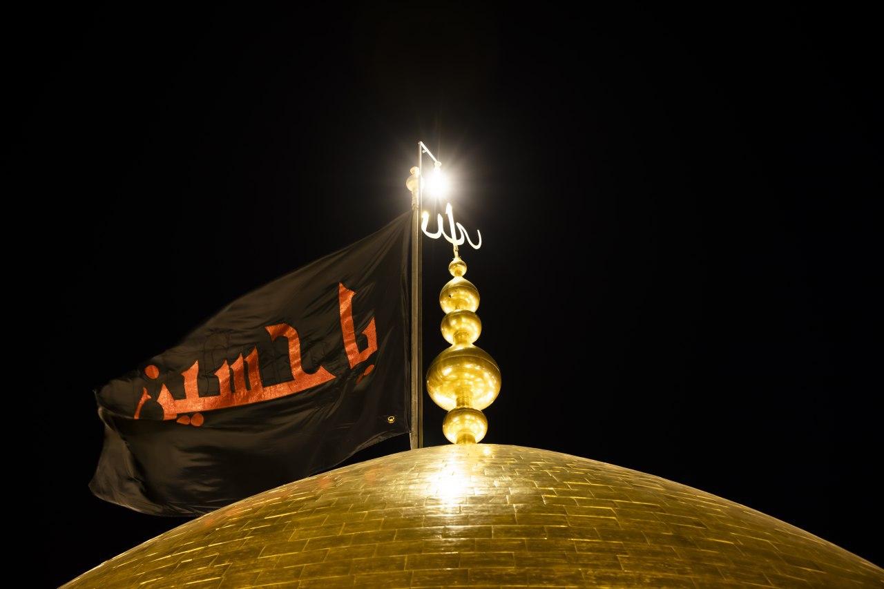 بالصور.. رايات الحزن تعتلي القباب الذهبية في كربلاء