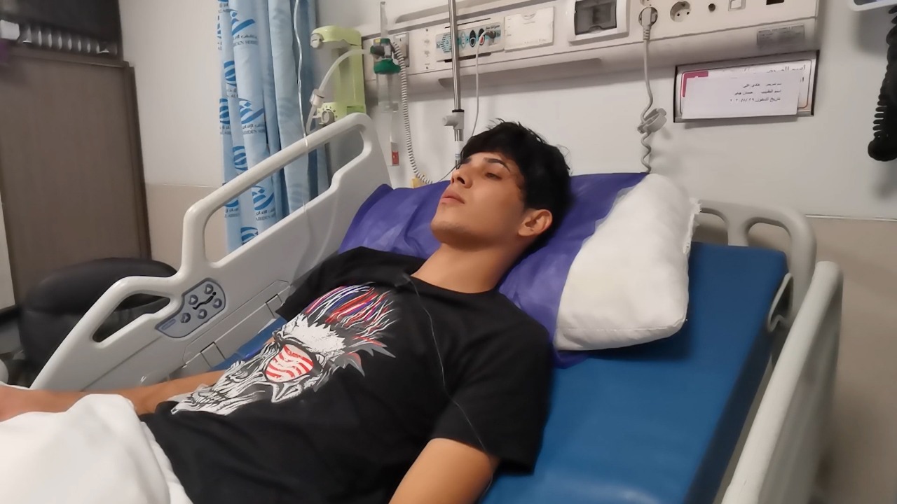 جريح من تظاهرات تشرين بالبصرة يتم انقاذه وعلاجه مجاناً في كربلاء (فيديو)