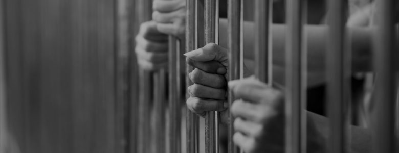 بينهم مدير مركز للشرطة .. القضاء يحكم بالحبس لضباط ومنتسبين (وثيقة)