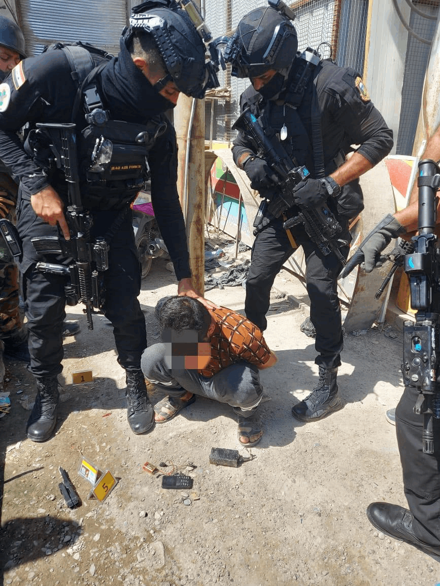 بدقائق قبل حدوث "الكارثة" .. إحباط مخطط لتفجير عبوة ناسفة في سوق شعبي (صور)