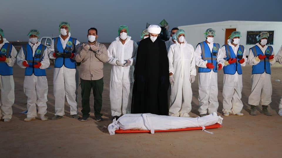 فرقة الامام علي القتالية ترد على منتقديها: دفنا ضحايا كورونا وفقاً لشروط منظمة الصحة العالمية (صور)