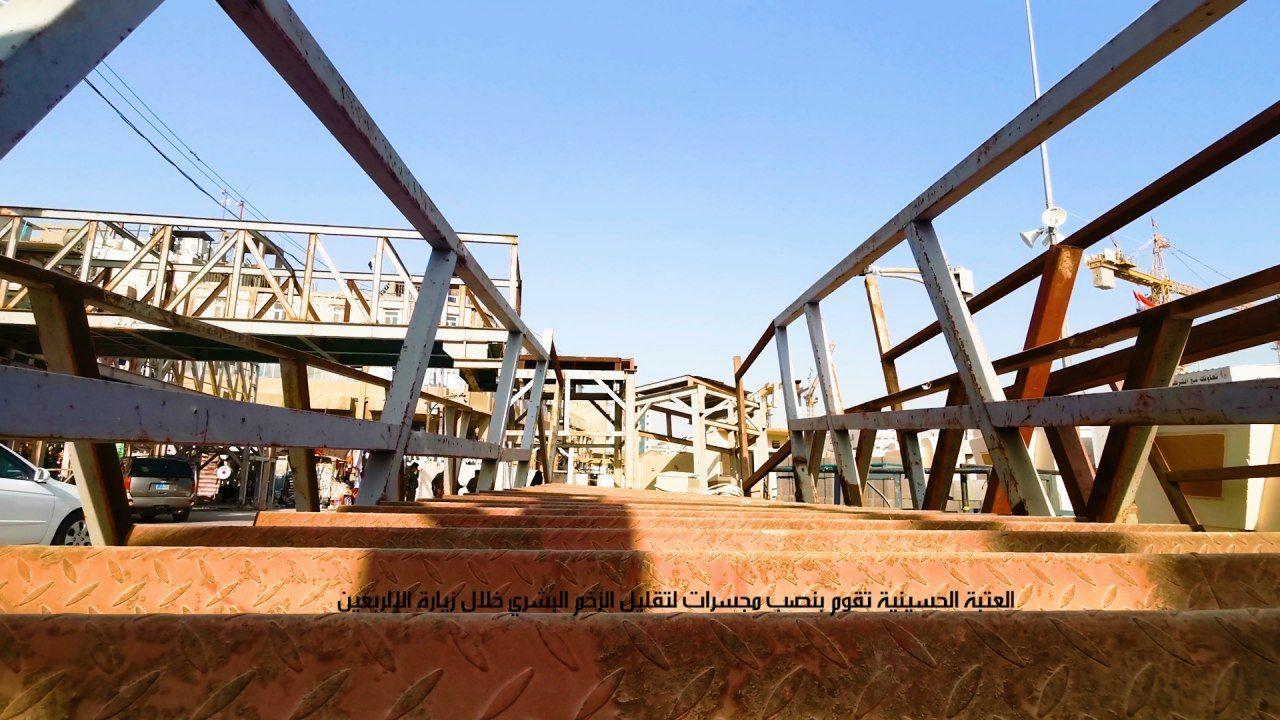 العتبة الحسينية تقوم بنصب مجسرات لتقليل الزخم البشري خلال زيارة الاربعين (فيديو)