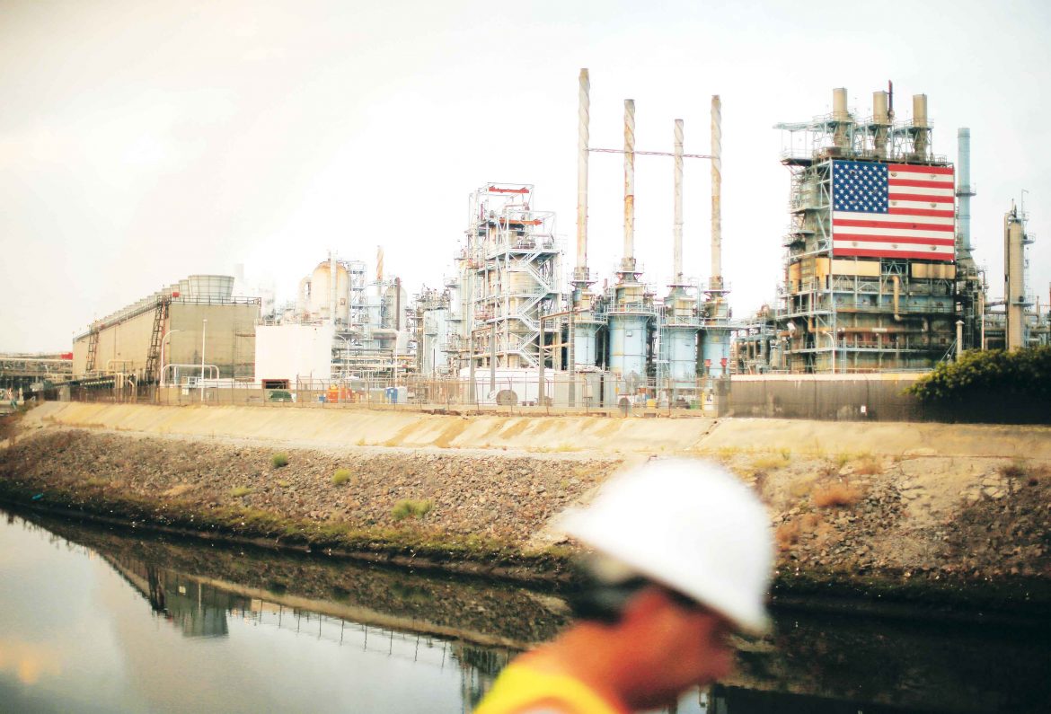 النفط ينخفض لليوم الثاني على التوالي بسبب كورونا