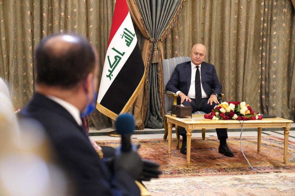 صالح يستقبل وفداً من مجلس الدولة ويبحث معه تنظيم شؤون الموظفين (صور)