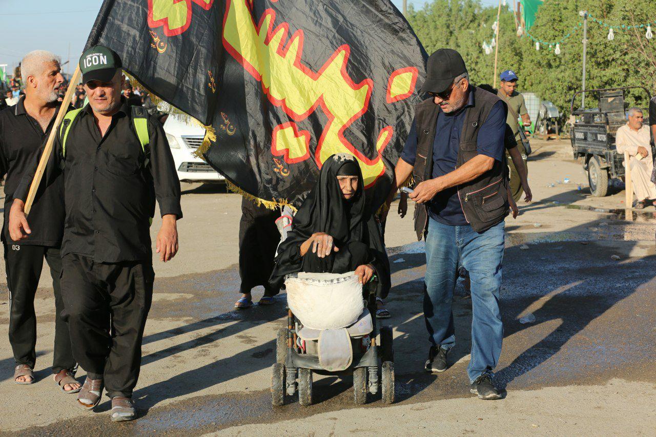 تقطع مئة كيلومترا من بغداد .. عجوز في عربة اطفال تسير مع المشاية (تقرير مصور)