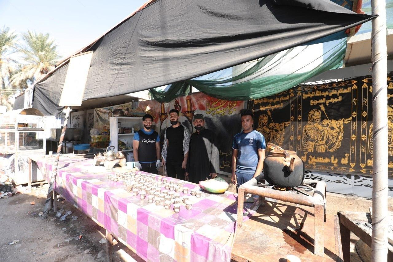 يأوي ويطعم المئات في بيته وموكبه .. "ضابط عراقي" رادود وشاعر وخادم حسيني (صور)