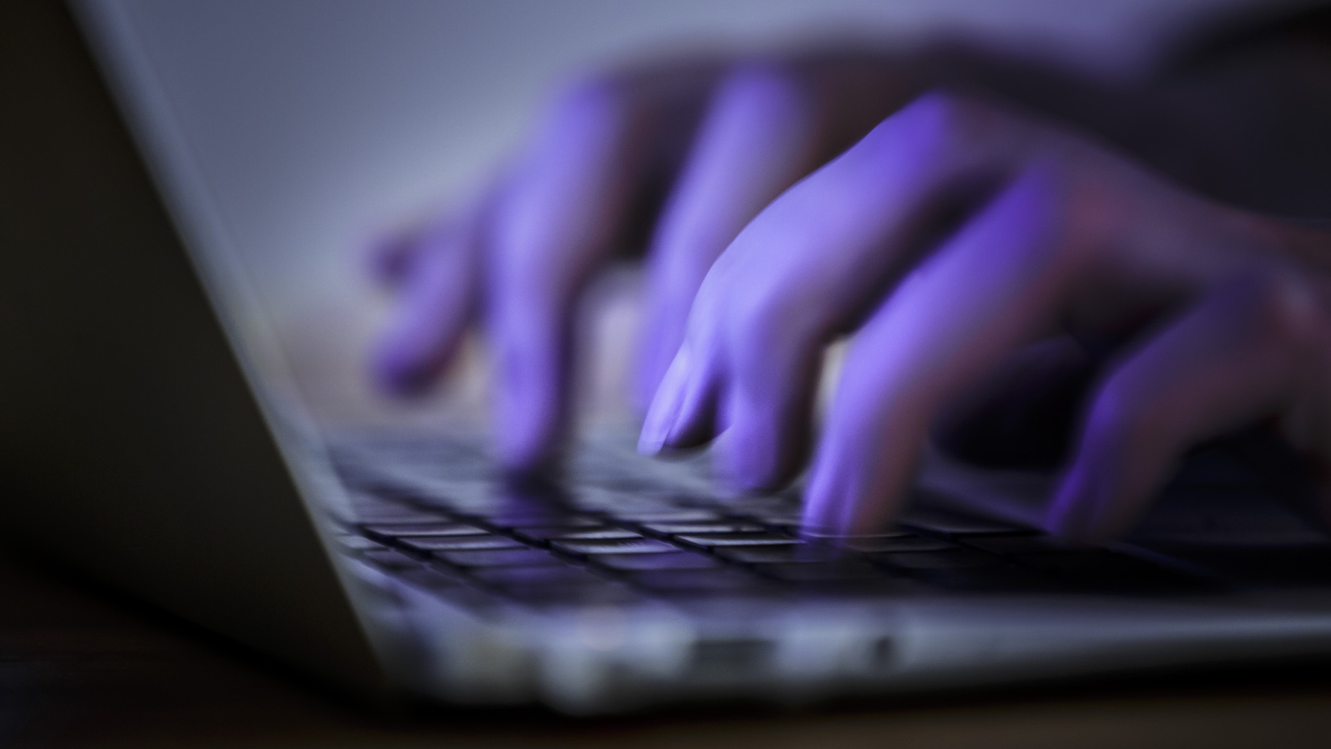 استدرجتهن عبر "فيسبوك" .. ثلاث فتيات عراقيات يقعن فريسة شبكة اتجار بالبشر