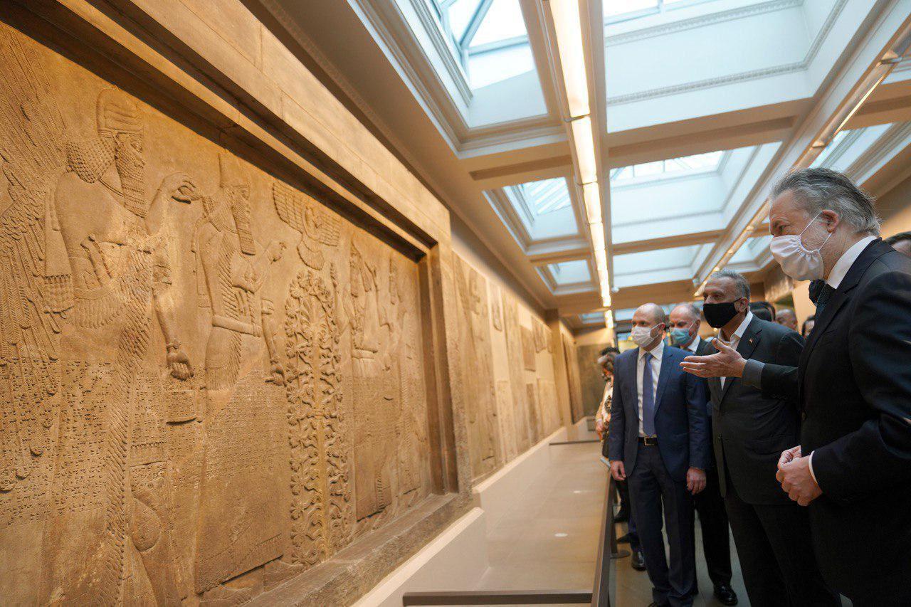 مكتب رئيس الوزراء: الحكومة ستستلم قطعة أثرية من لوحة سومرية حجرية كانت مهربة