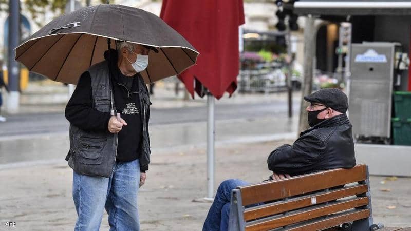 كورونا يتفشى بطريقة "مرعبة".. خبير يحذر: "المعركة طويلة"