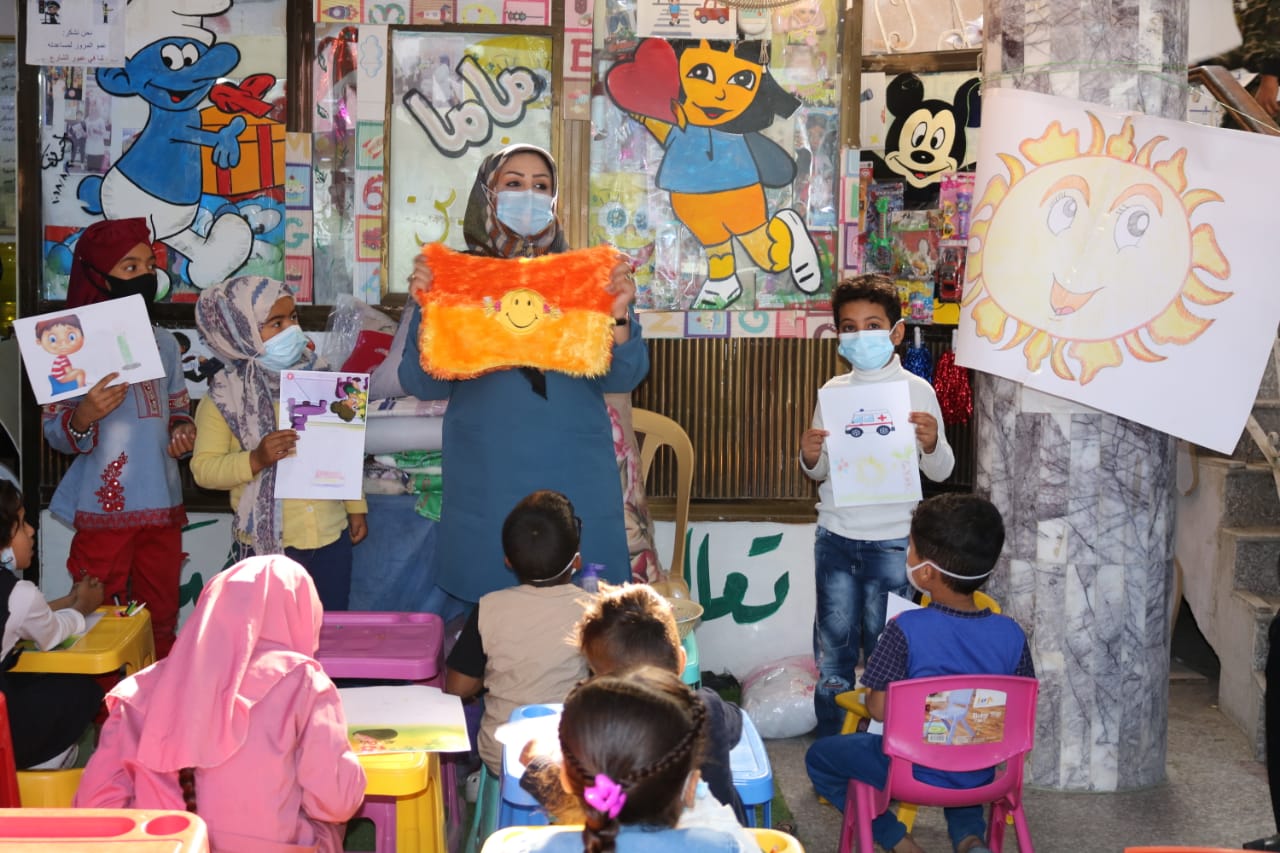 مُمرضة فنية بكربلاء تُطلق مُبادرة انسانية للأطفال وتقدم نصائح إرشادية لذويهم (صور)