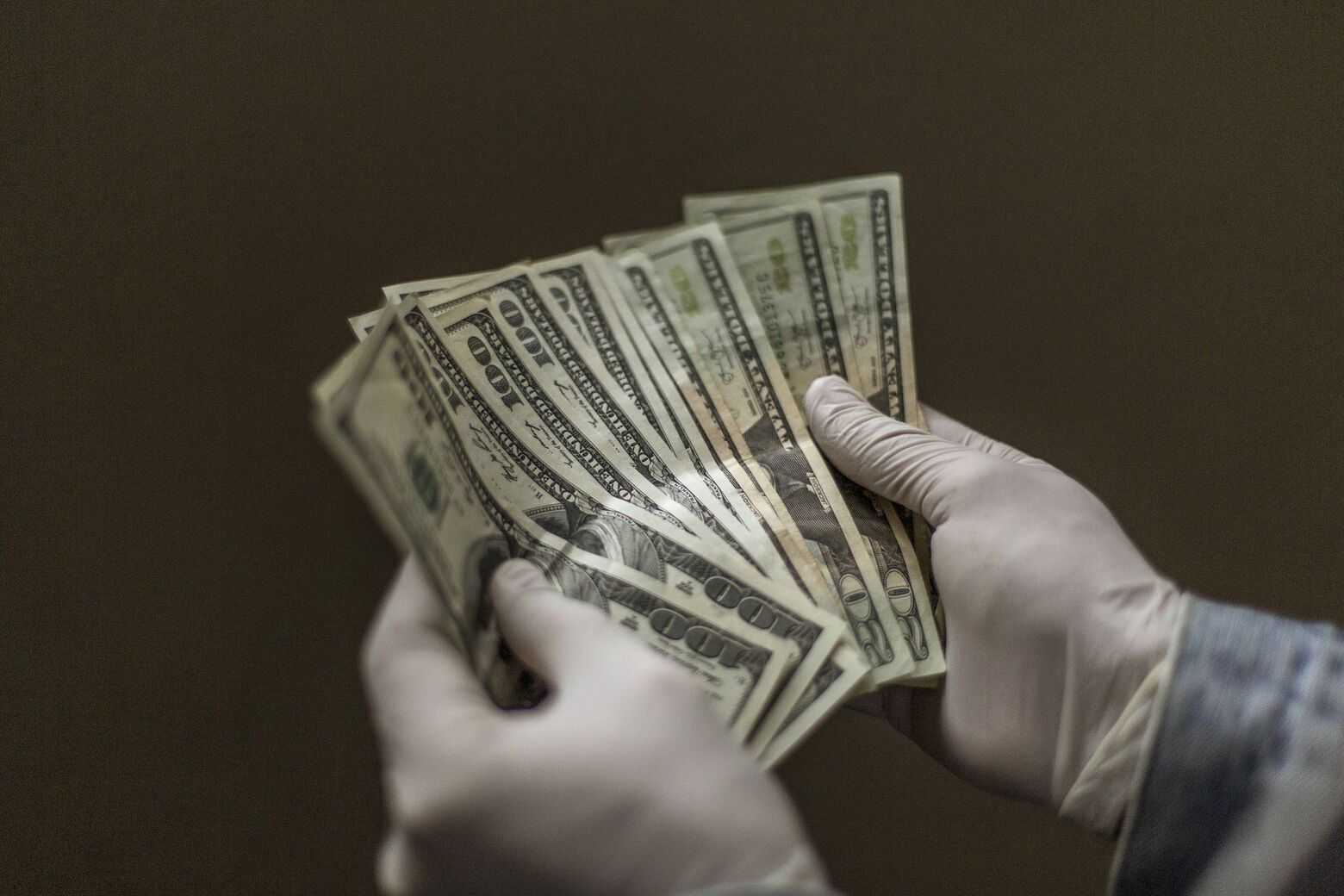 انخفاض اسعار صرف الدولار الامريكي امام الدينار العراقي في كربلاء