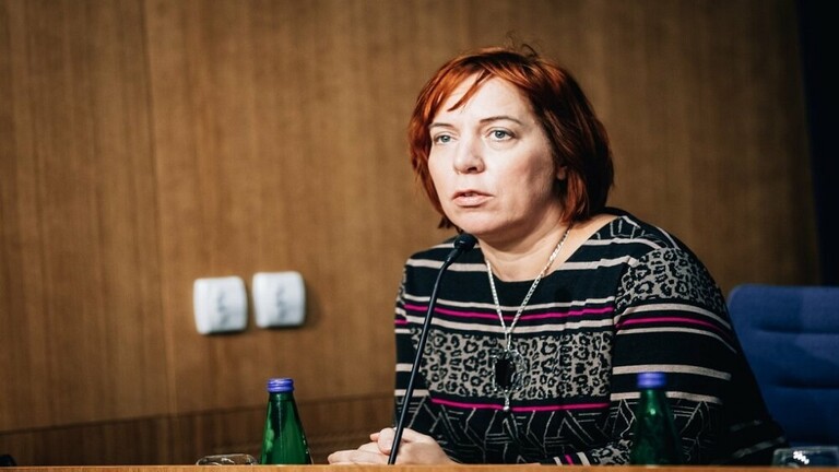 وزيرة إستونية تعترف باستخدام سيارة الحكومة لتوصيل أبنائها وتستقيل