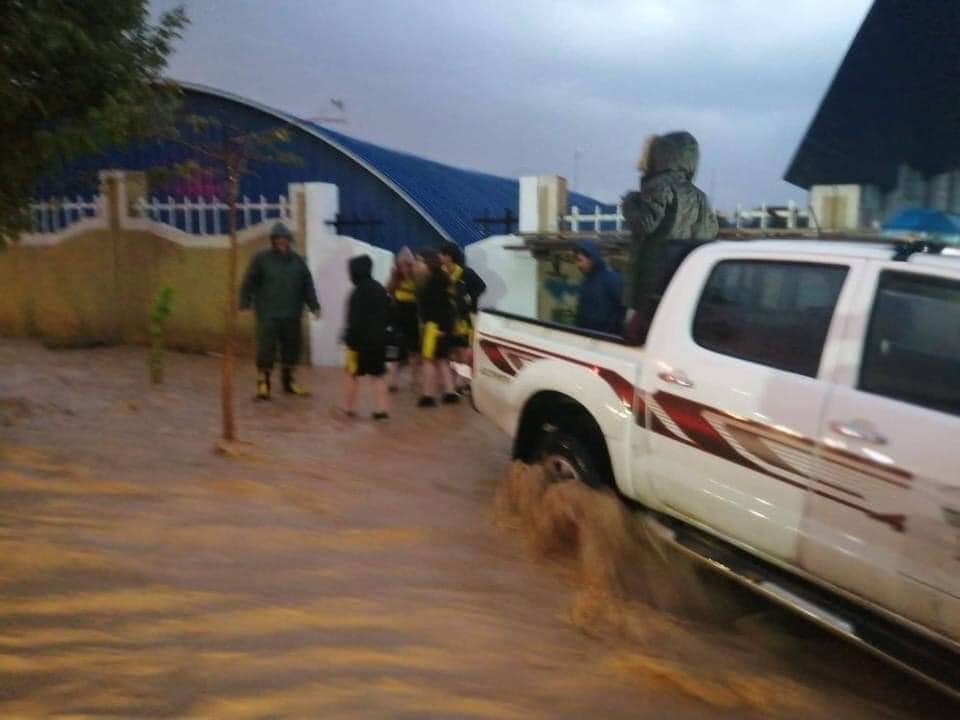 الامطار تقتحم منازل المواطنين بالسليمانية واجلاء 30 فتاة حاصرتهم المياه في ملعب رياضي (صور)