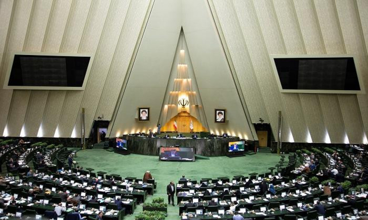 البرلمان الإيراني يصادق على مشروع قانون رفع تخصيب اليورانيوم بنسبة 20 بالمئة