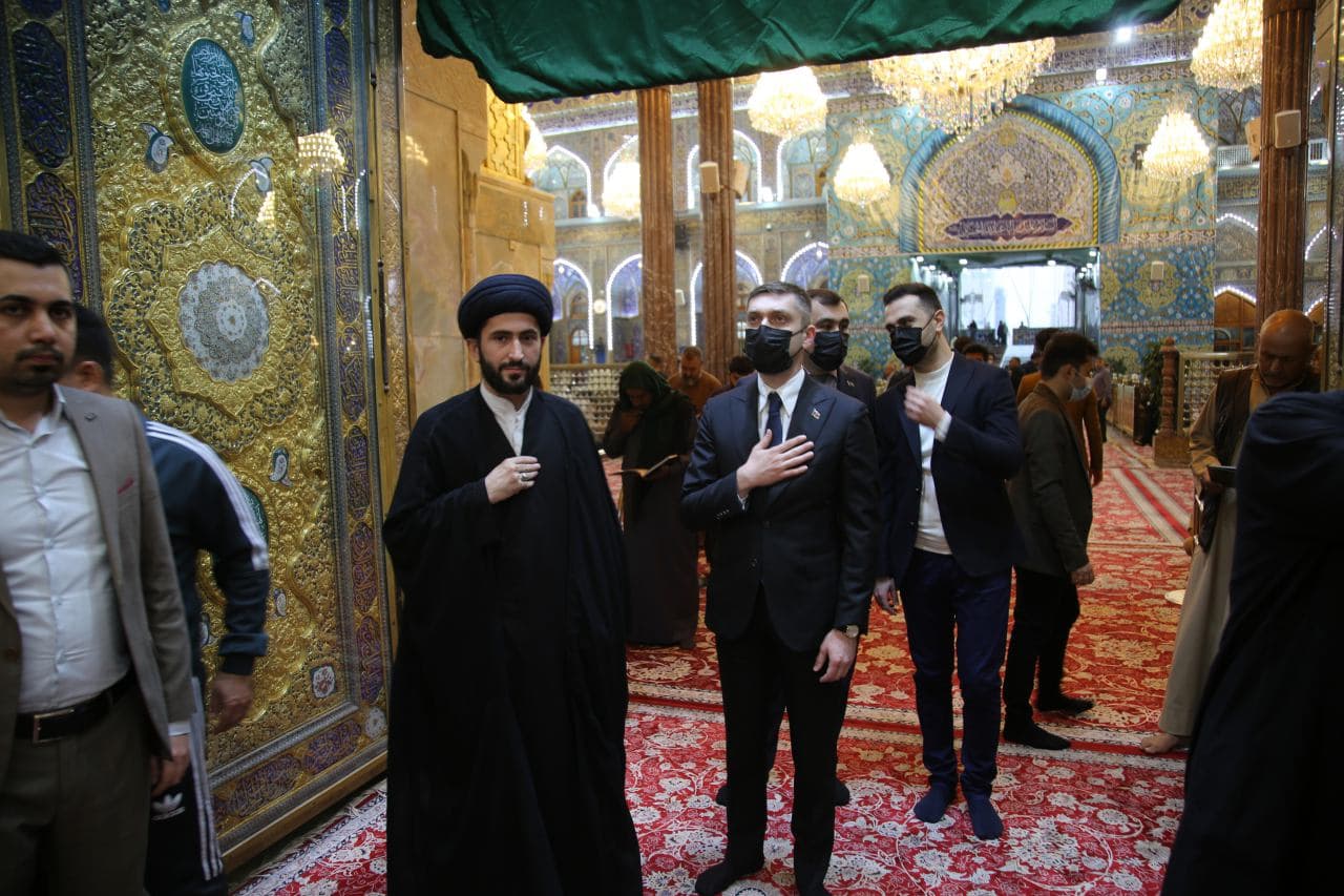 بالصور.. القائم بالاعمال في سفارة اذربيجان يزور مرقد الامام الحسين (ع) وقبر "فضولي البغدادي"