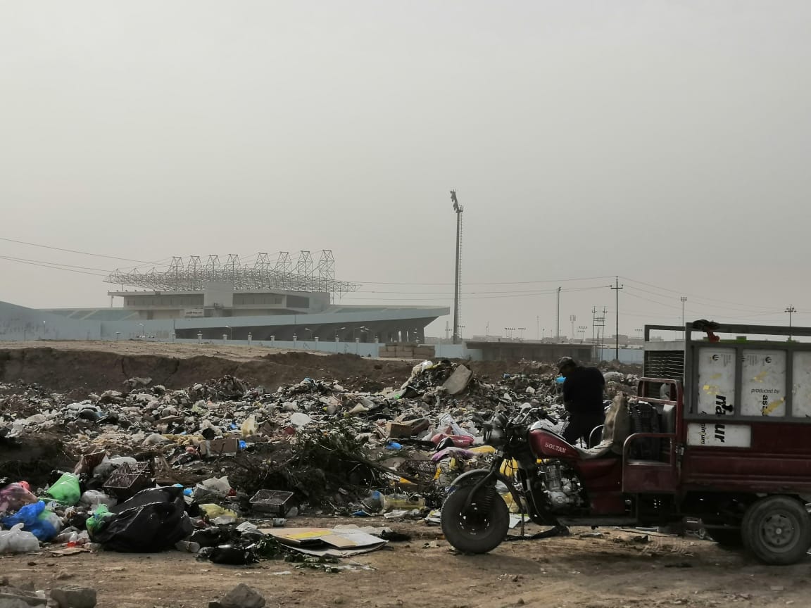 بالصور.. مقتربات ملعب ميسان الدولي تتحول الى مكب للنفايات !