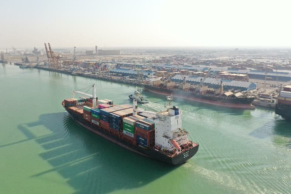 الموانئ تستأنف الملاحة البحرية بعد توقف تسببت به السفينة الإيرانية الغارقة