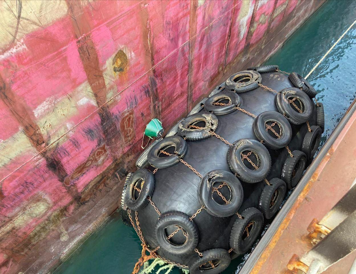 محافظ البصرة يعلن ازالة اللغم البحري الملتصق بالناقلة البحرية