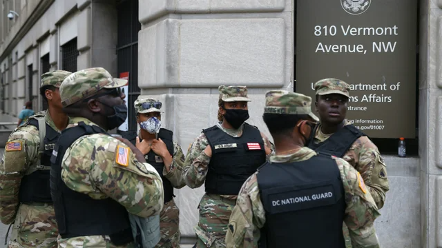 بيلوسي تطلب من الحرس الوطني التدخل لإخلاء وتأمين مبنى الكابيتول