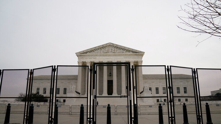 الولايات المتحدة.. إخلاء المحكمة العليا بسبب تهديد بوجود قنبلة