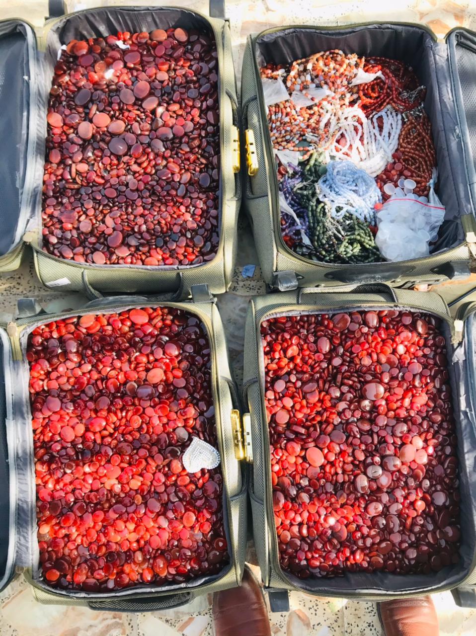 مخبأة في "باص".. إحباط محاولة تهريب أحجار كريمة الى ايران