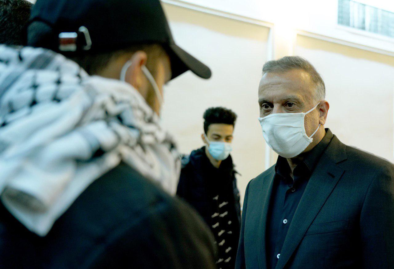 خلال استقباله عوائل شهداء ساحة الطيران.. الكاظمي: دمي ليس اغلى من دم بائع الشاي او علي او عمر وحسين