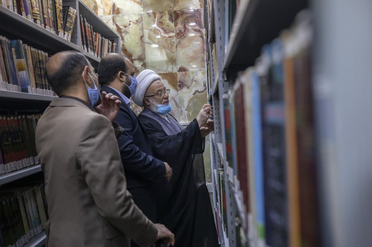 بعد رفدها بمئات الآلاف من المصادر.. الشيخ الكربلائي يتابع عمل مكتبة العتبة الحسينية ويوجه بضرورة تذليل المعوقات امام الباحثين (مصور)