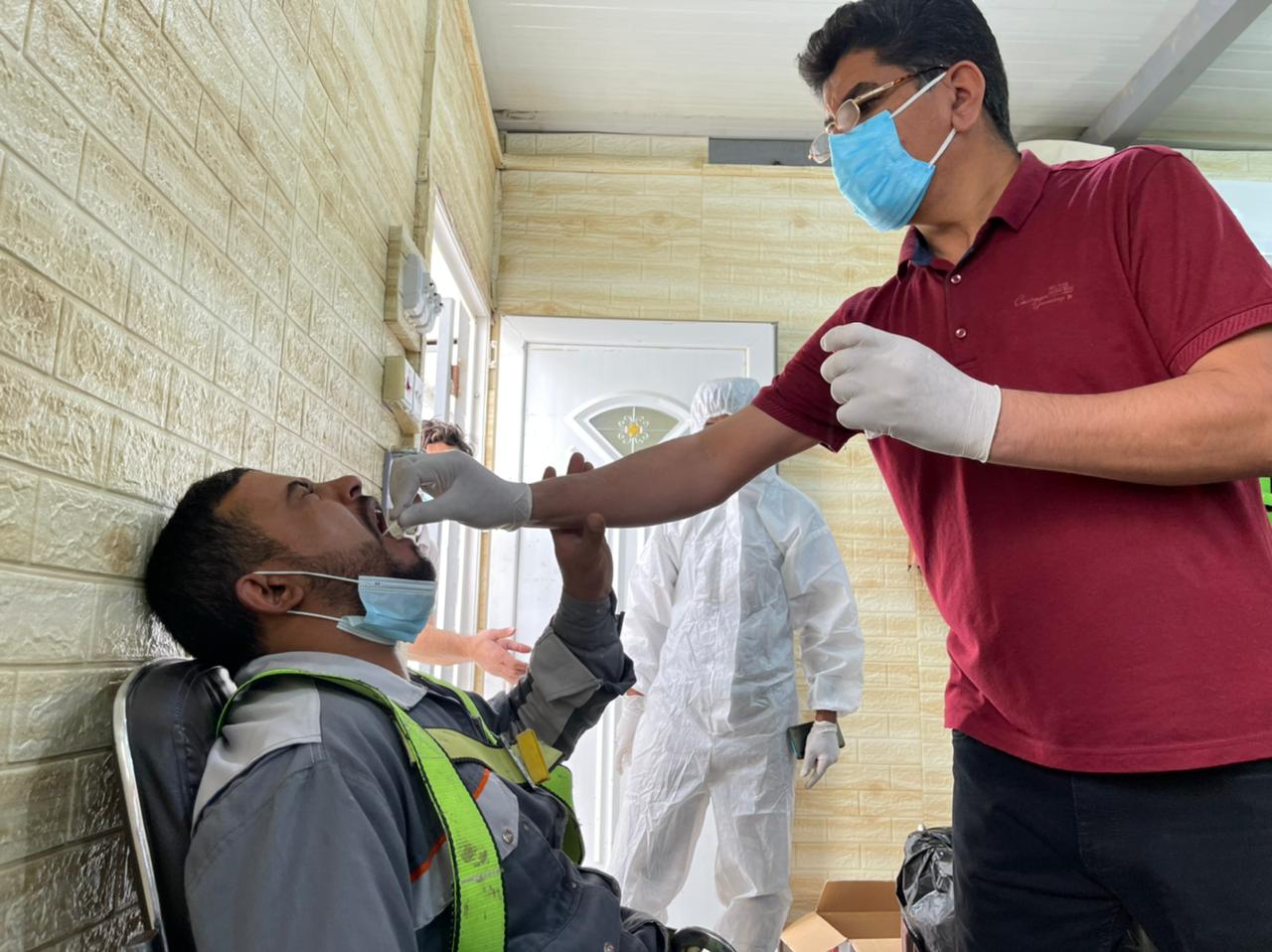 صحة كربلاء تجري فحص الـ(PCR) لنحو 500 عاملاً في المعامل والشركات الأهلية