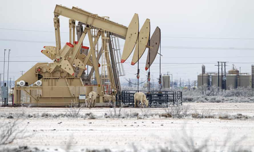 انهيار قطاع النفط الأميركي في سابقة تاريخية.. موجة الصقيع تخلف خسائر هائلة