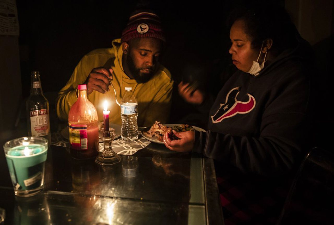 عودة الكهرباء لتكساس بعد انقطاع تزامن مع موجة صقيع أودت بحياة العشرات