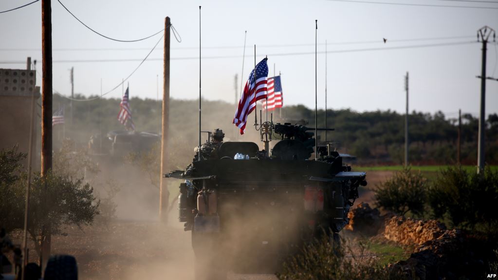 القوات الأمريكية تنقل دفعة جديدة من سجناء "داعش" من الحسكة إلى محيط قاعدتها في منطقة التنف