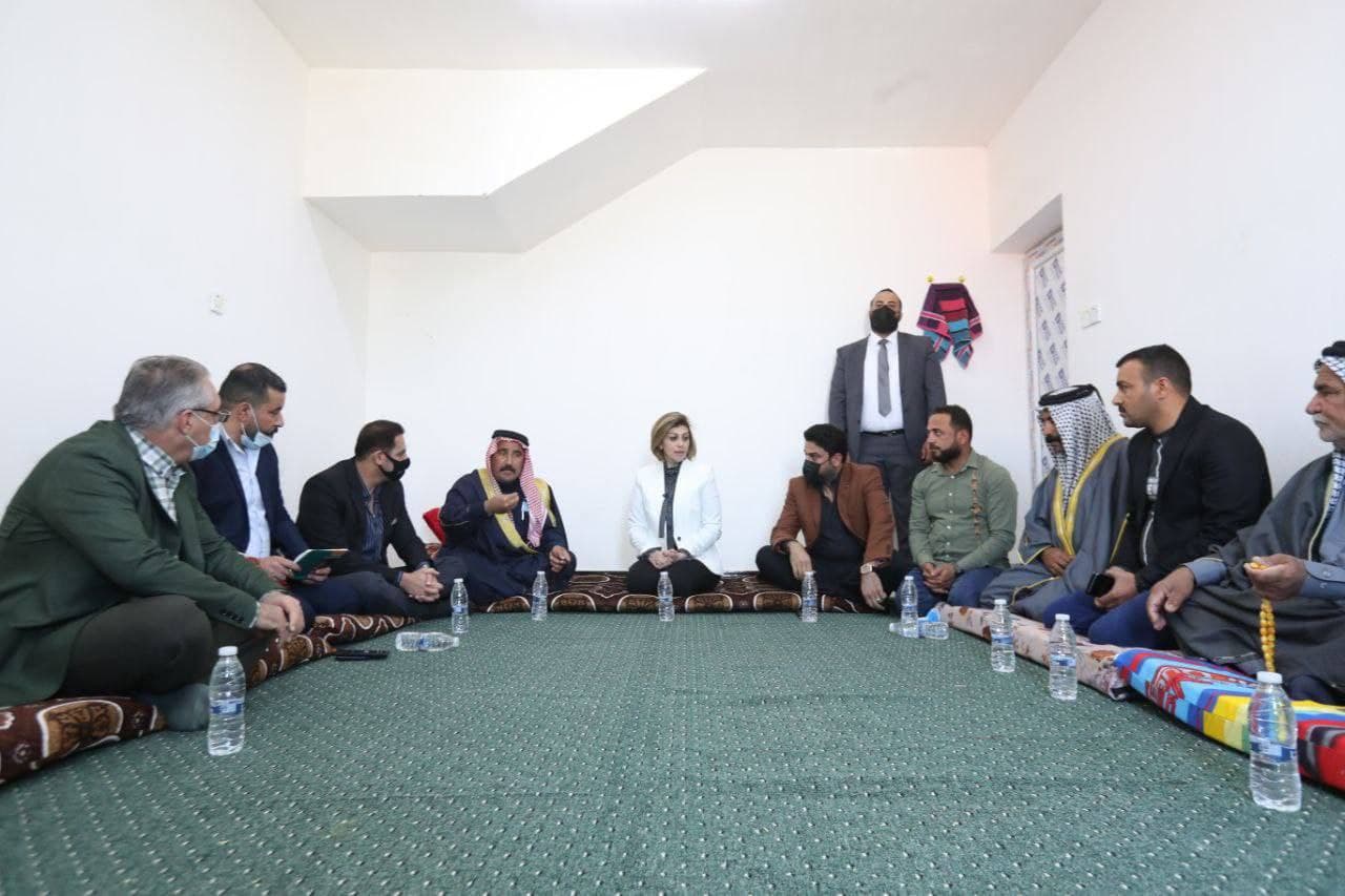 وزيرة الهجرة توجه بتأمين الاحتياجات والطلبات الضرورية للأسر النازحة في الانبار