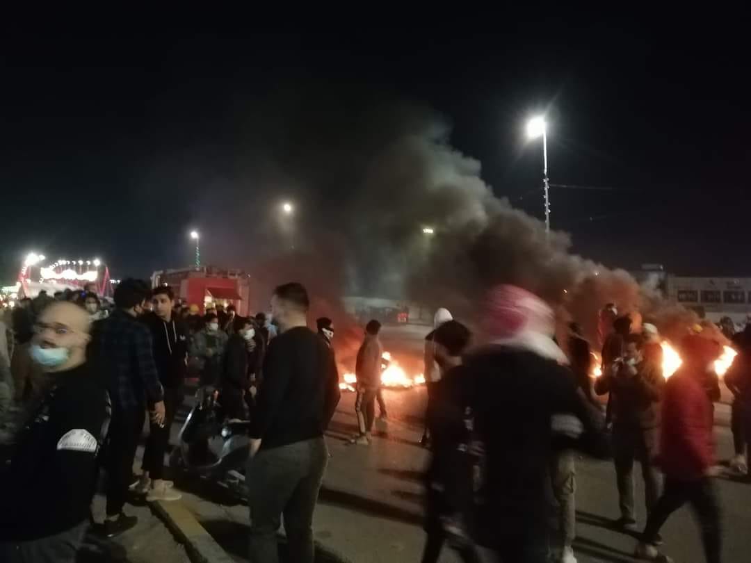 بالصور.. حرق اطارات وسط شارع حيوي في كربلاء