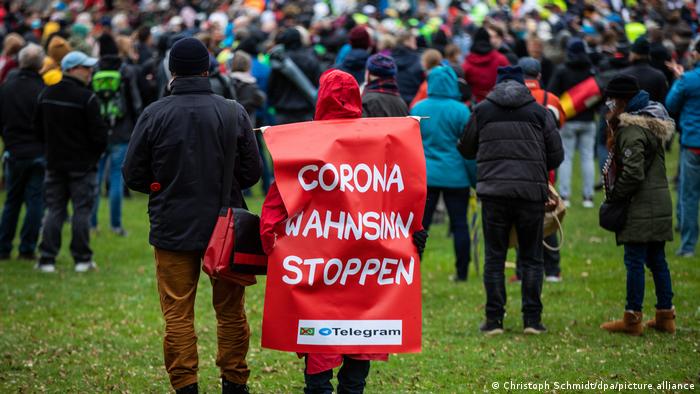 ألمانيا.. تظاهرات حاشدة ضد قيود كورونا وإصابات في صفوف الشرطة