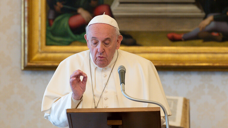 البابا فرنسيس يأمر بخفض رواتب الكرادلة للحفاظ على وظائف الموظفين العاديين
