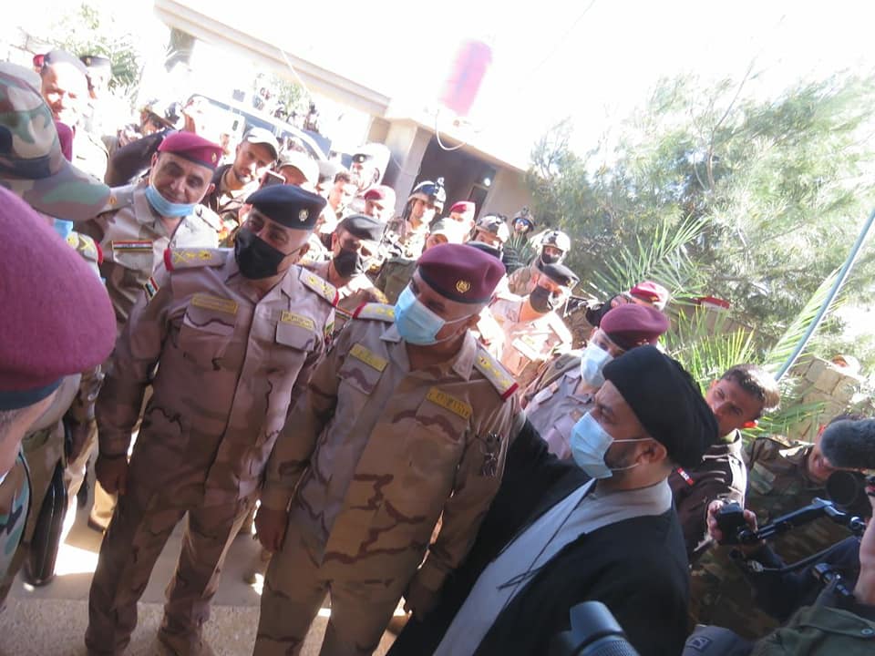 قرب الحدود العراقية السورية.. كبار ضباط الجيش العراقي يلتقون بآمر لواء تابع لحشد العتبات (صور)