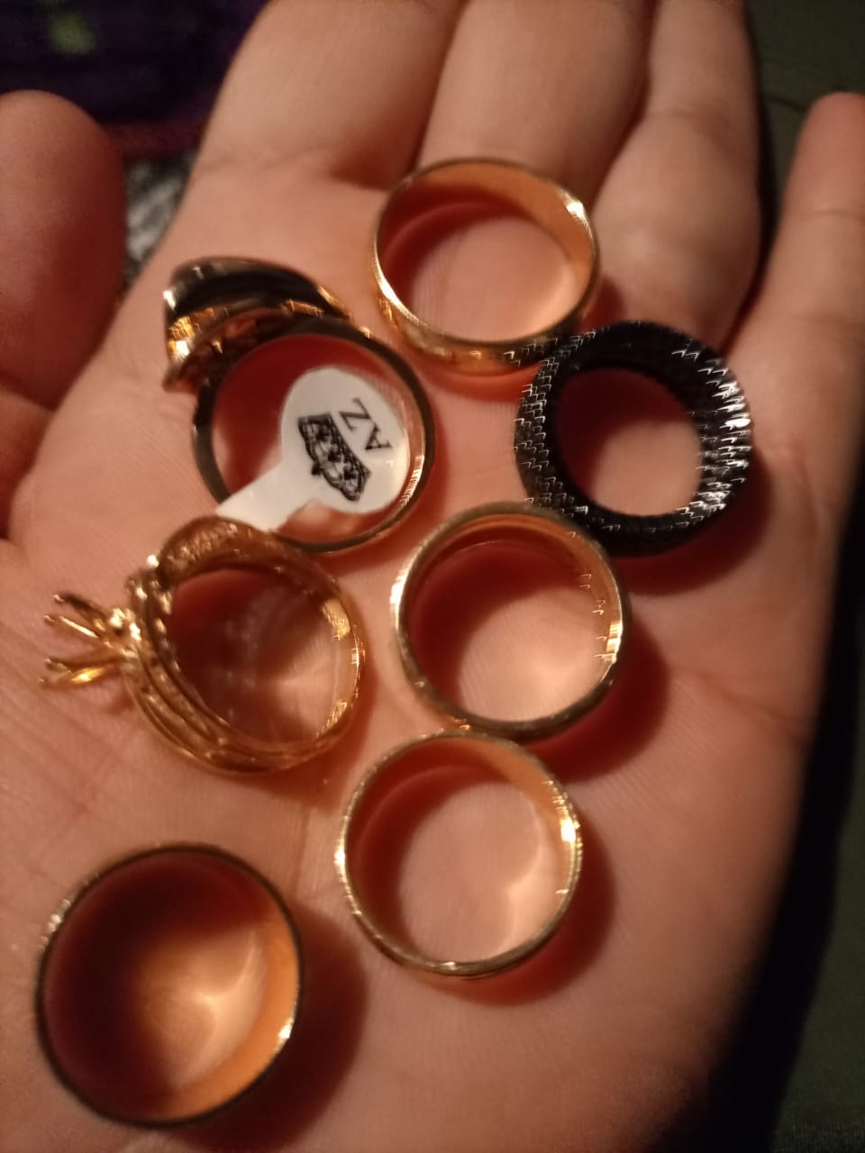 بالصور.. الشرطة تلقي القبض على متهمة بسرقة محل مجوهرات وسط كربلاء