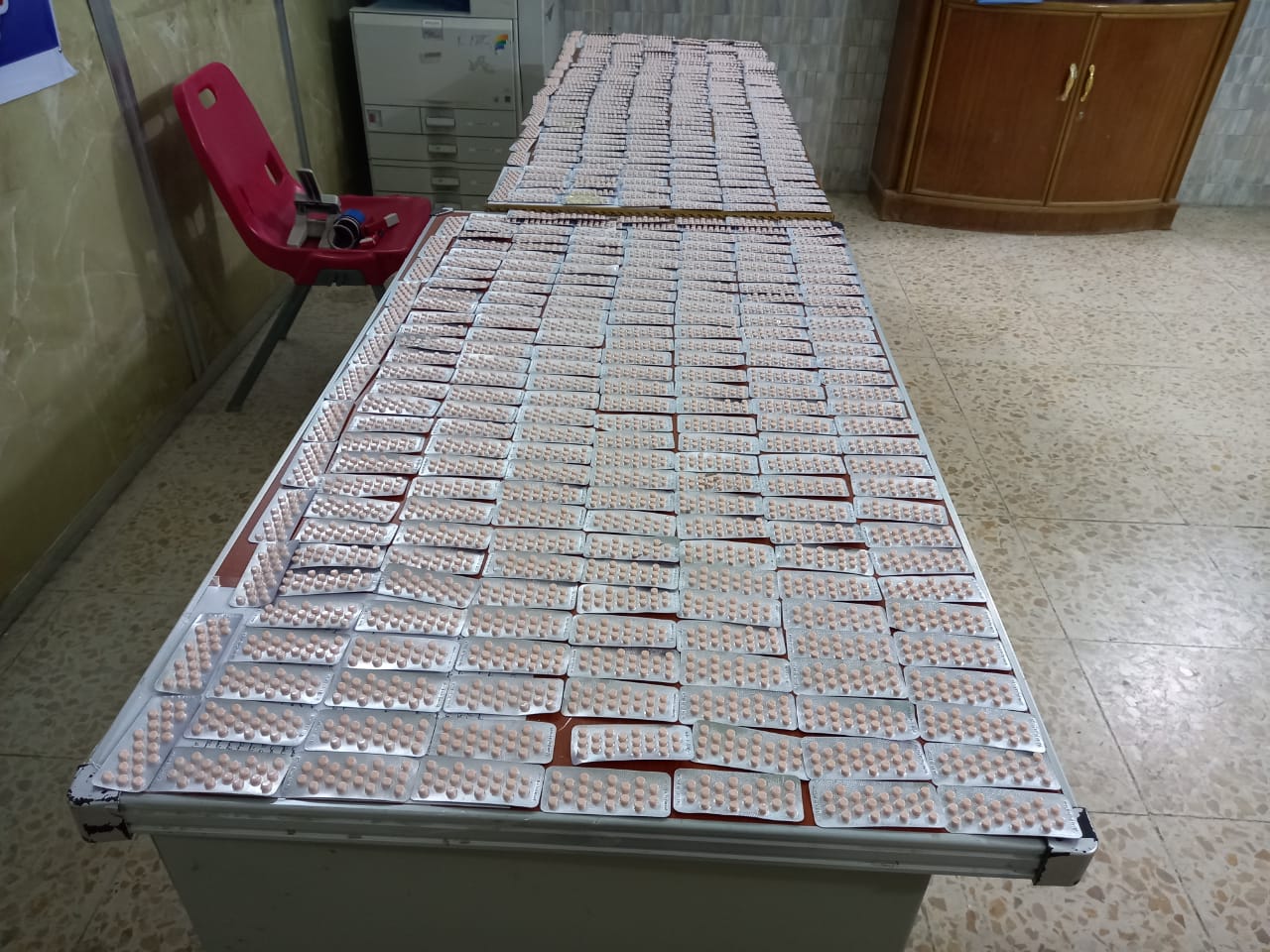 في كربلاء.. ضبط نحو 10 الاف حبة مخدرة في احد المنازل (صور)