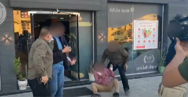 شاهد.. لحظة اعتقال مسؤول في ذي قار وسائقه متلبسان بالرشوة