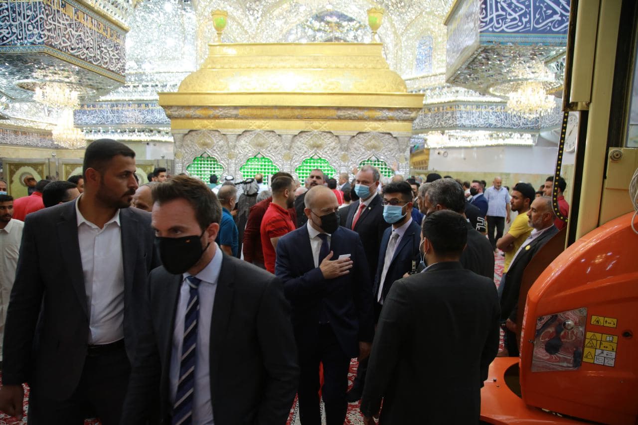السفير الدنماركي يزور مرقد الامام الحسين (ع) بكربلاء (صور)