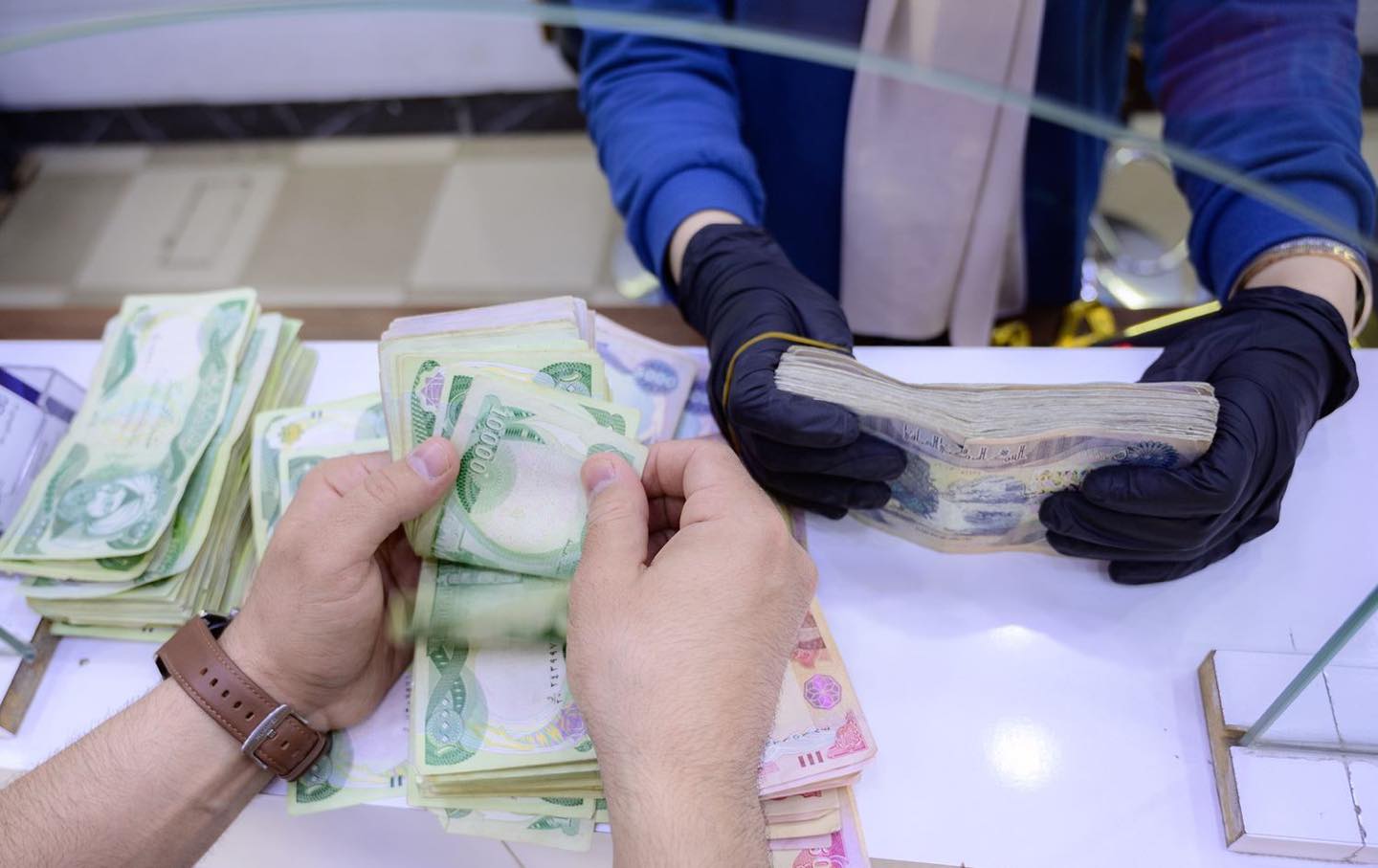 نتائج نافذة بيع العملة الأجنبية في البنك المركزي العراقي.. بين سعر الصرف القديم وسعر الصرف الجديد