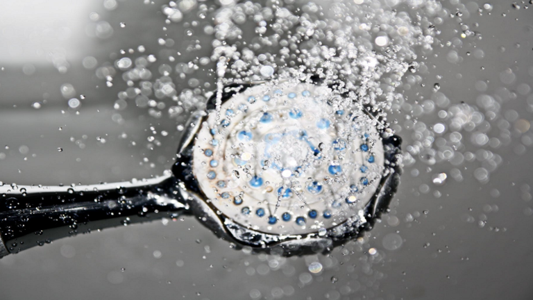 طبيب يتحدث عن مدى أهمية الاستحمام البارد والفوائد الصحية المحتملة !