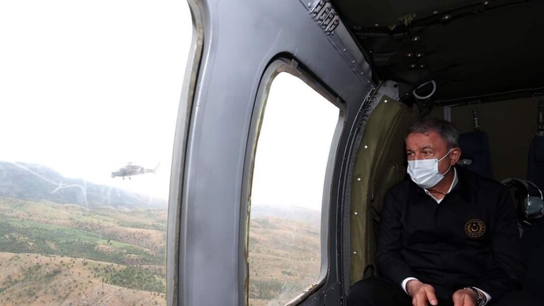 وزير الدفاع التركي يتفقد قاعدة عسكرية لبلاده شمالي العراق (فيديو)