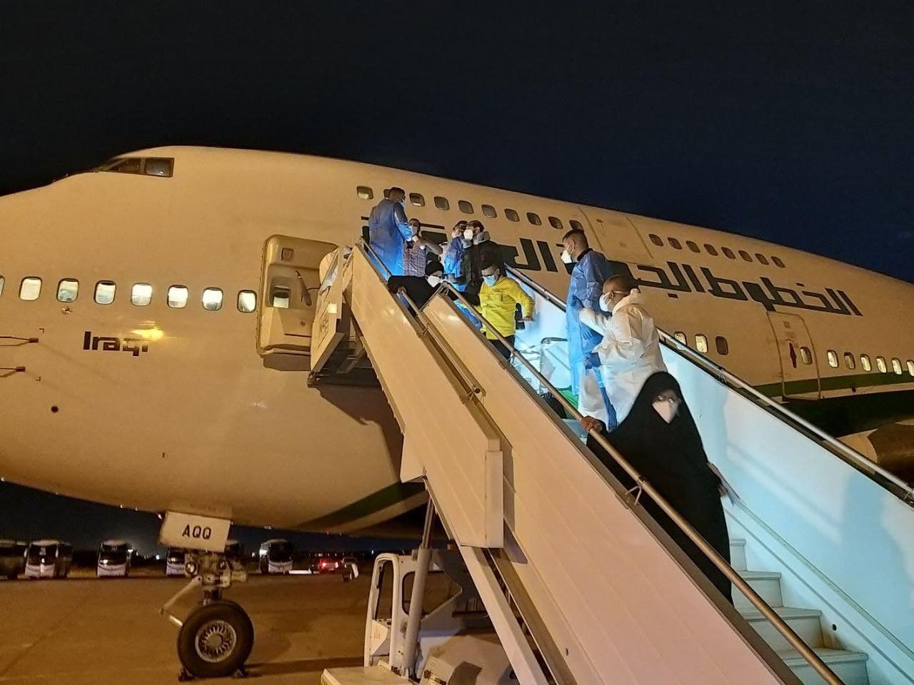 بالصور.. وصول أول رحلة للعراقيين العالقين في الهند الى بغداد