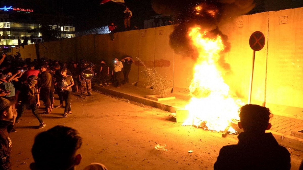 مجدداً.. الحكومة العراقيّة: تحقيقاتنا مستمرة للكشفِ عن هُويةِ المعتدين على القنصلية الايرانية بكربلاء